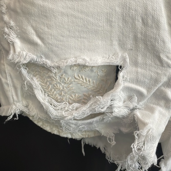 American Eagle white jean shorts distressed eyelet pockets peak through Sz 6 - Picture 2 of 7